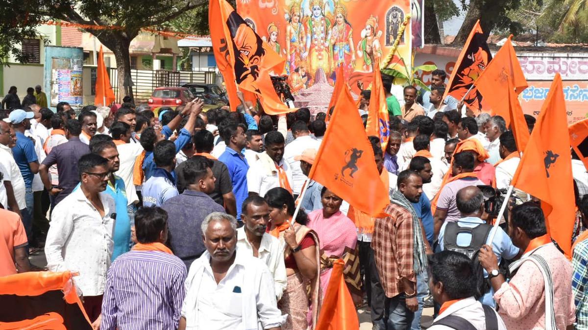 Keragodu flag row: BJP leaders take out padayatra to Deputy ...