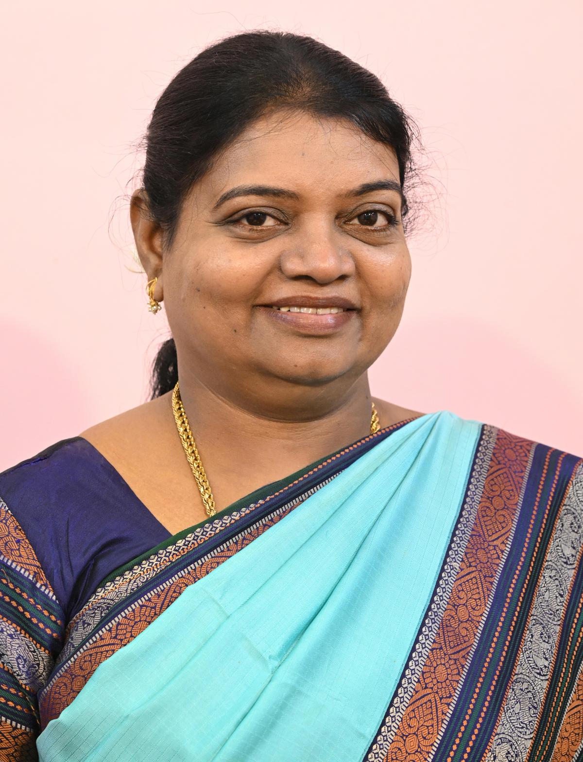 P. Geetha Jeevan, candidato DMK per il collegio elettorale di Thoothukudi.