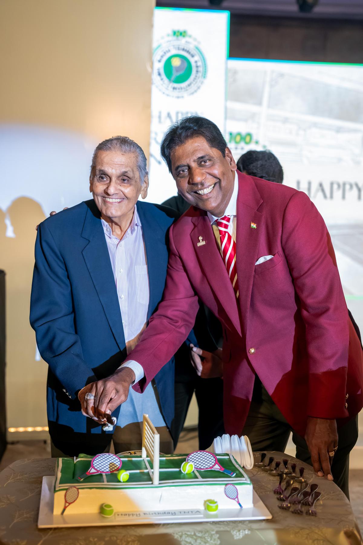 Ramanathan Krishnan and Vijay Amritraj cut a cake to celebrate 100 years of TNTA