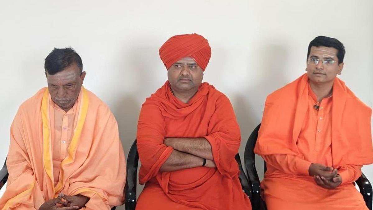 Some seers oppose Babaleshwar Basavadi Sharanara Bruhat Hindu Samavesha