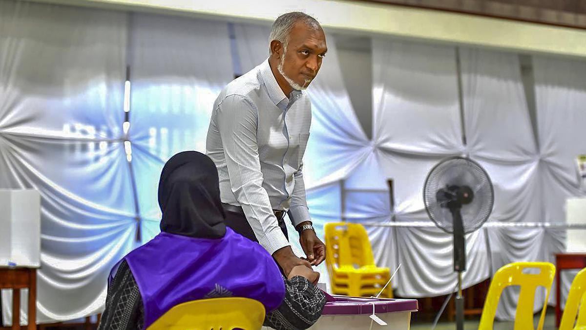 President Muizzu’s party secures big win in Maldives parliamentary polls thumbnail