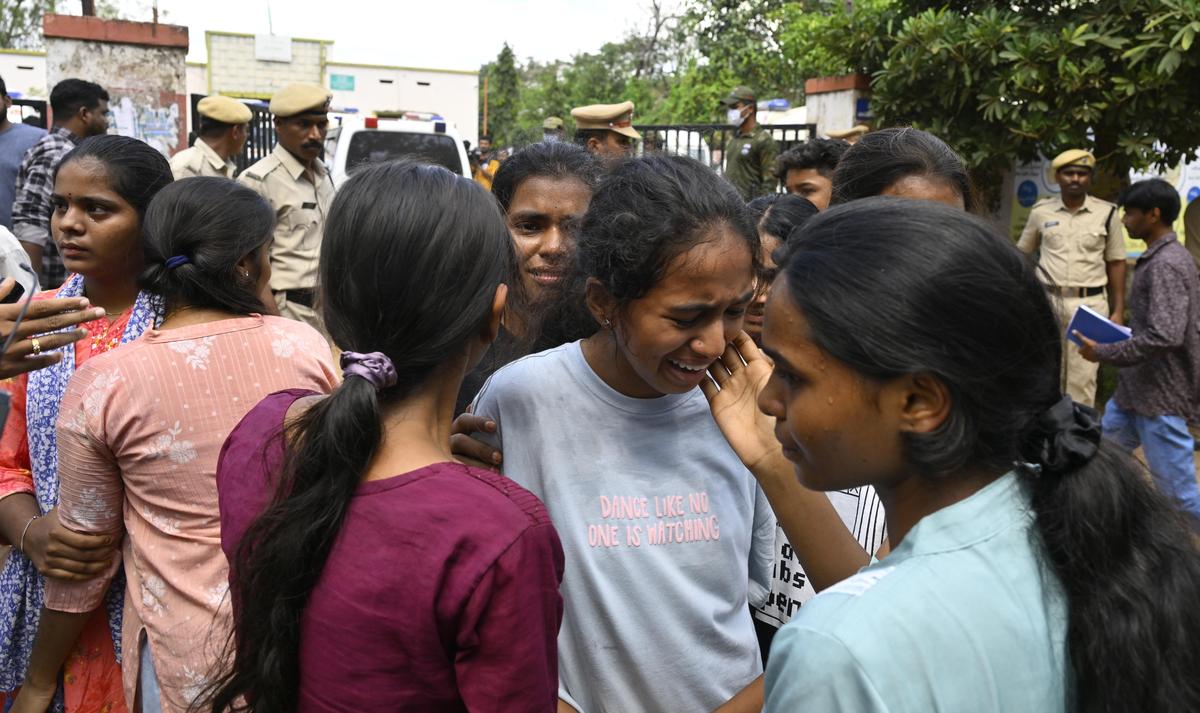 Los amigos Andds respondieron E. Nadhanni, E. Sai Priya, el gordo de Gandhigar Gandhigar, Vikarabbi yendo al accidente.