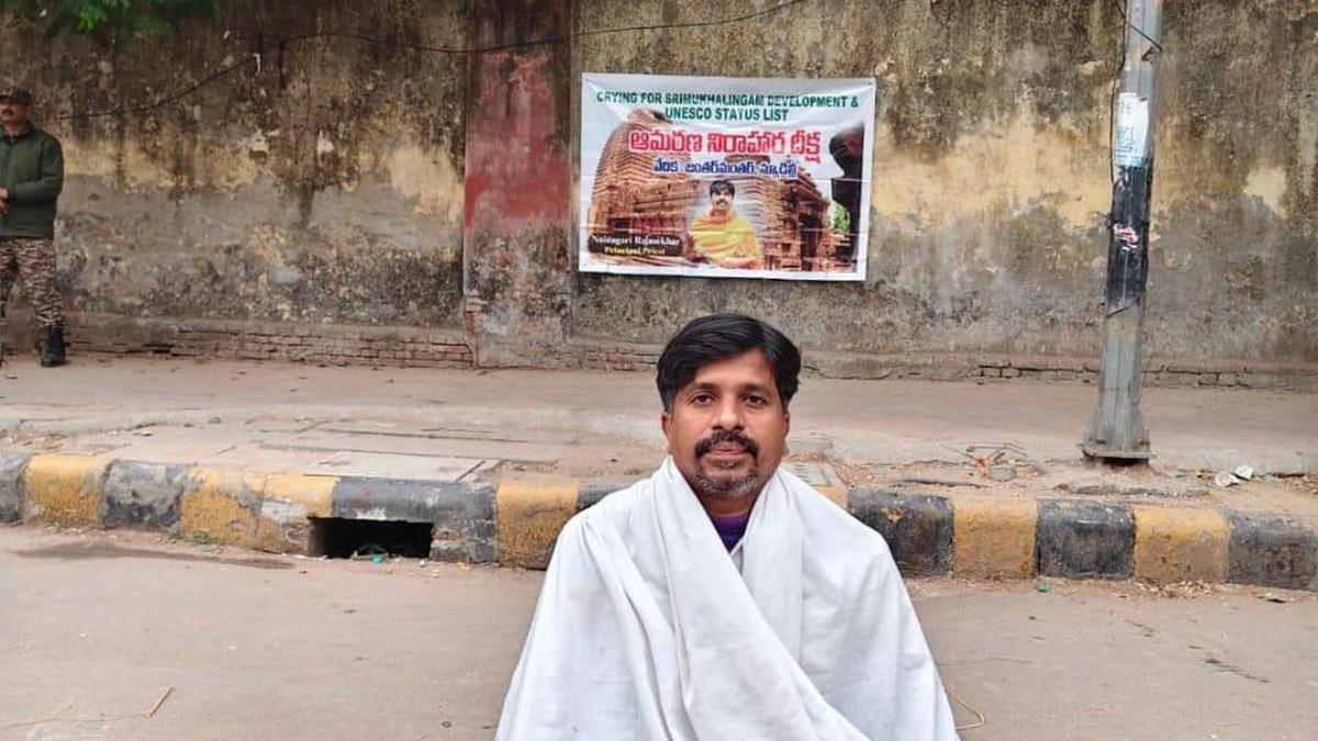 Priest protests in Delhi, seeks development and recognition of Srimukhalingam temple