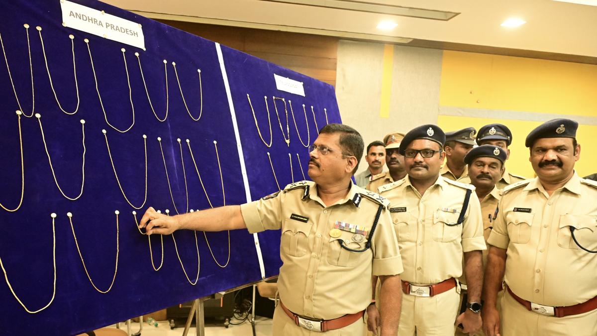 Four chain snatchers, including two women arrested