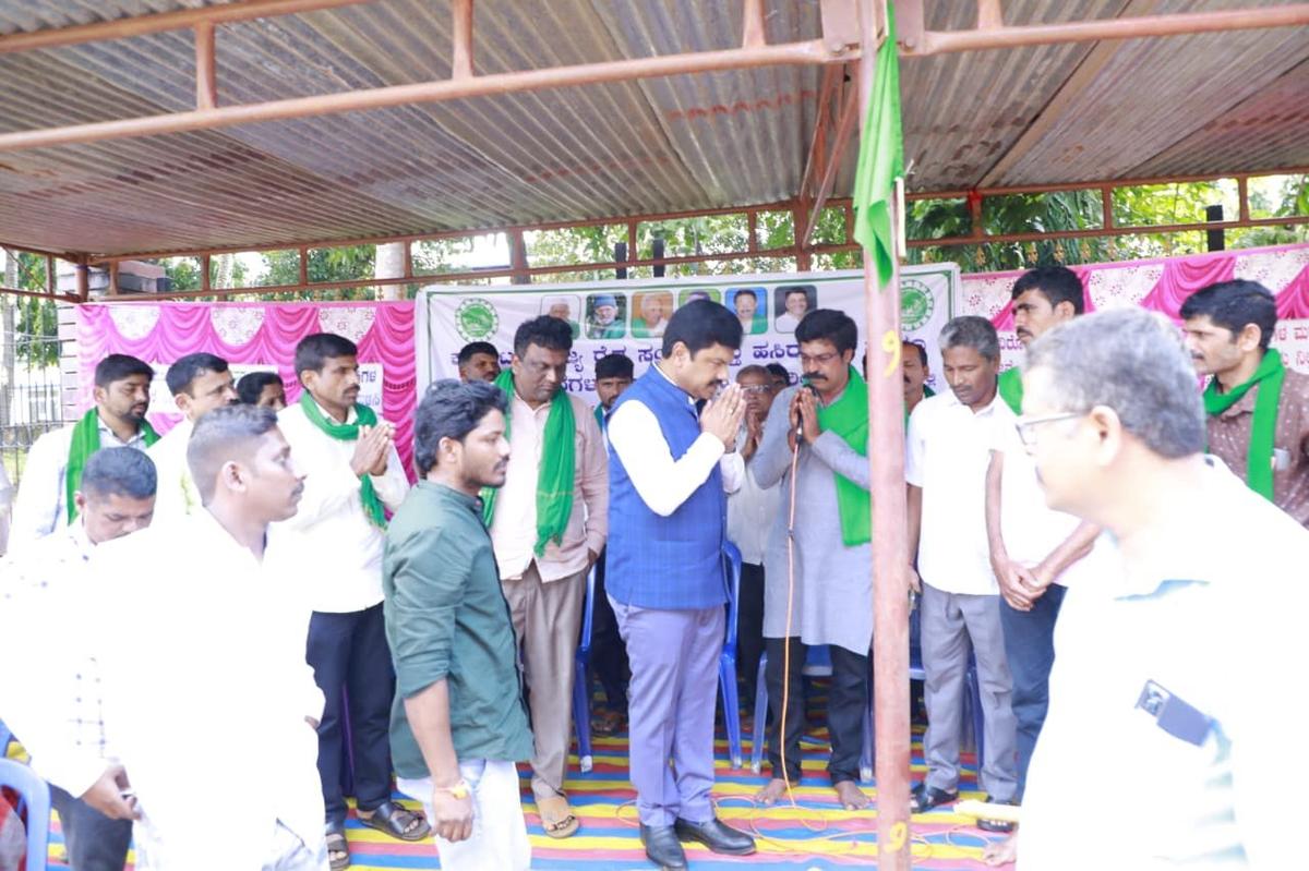 The residents of Sagar tlauk, under the banner of Raitha Sangha, have been on a protest since October 4, 2025, opposing the project.