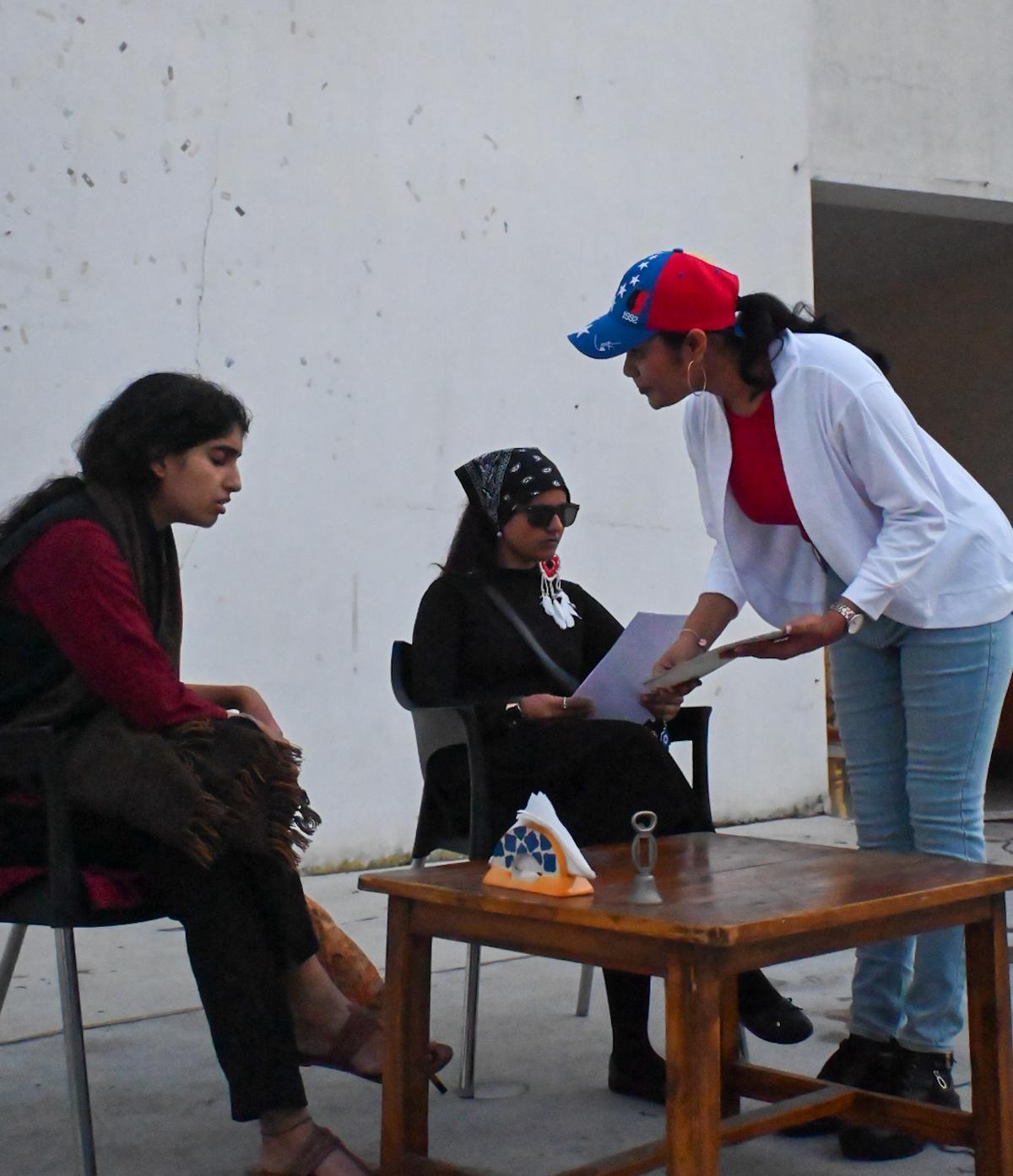 Artistas encenam uma cena durante os ensaios Artistas encenam uma cena durante os ensaios
