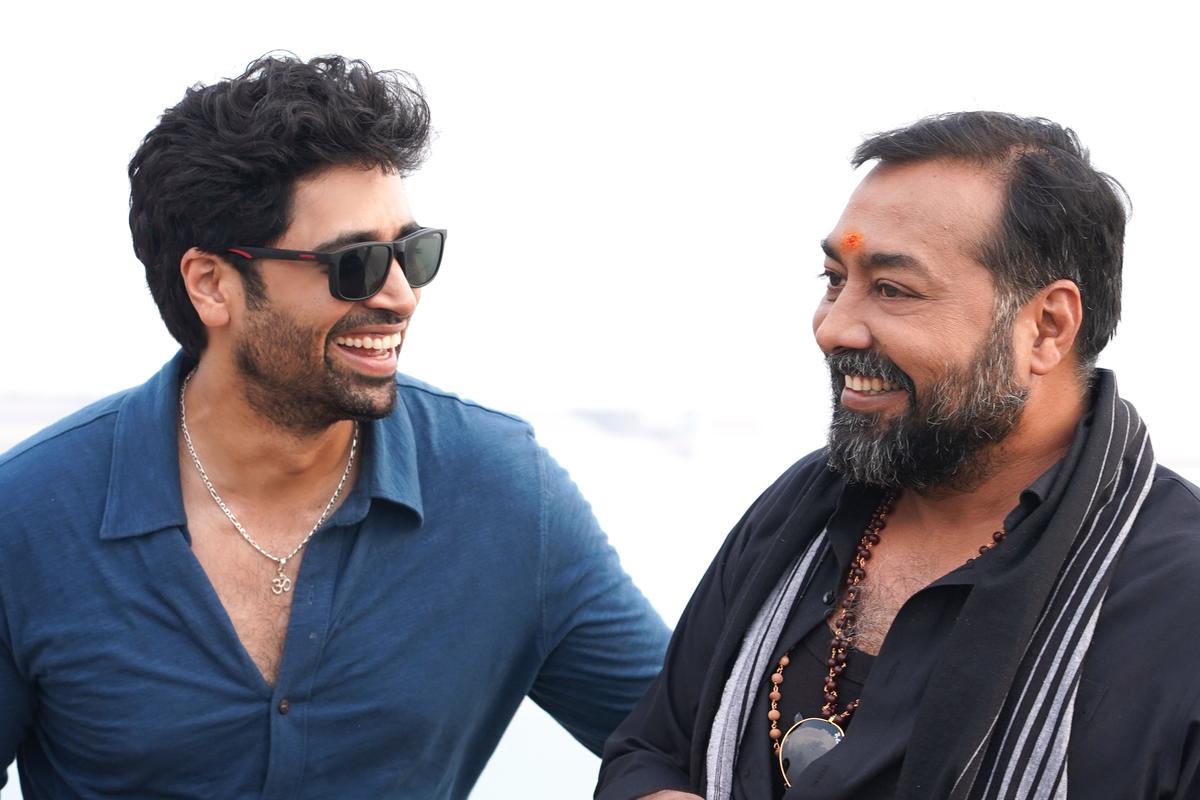 Adivi Sesh e Anurag Kashyap nel film