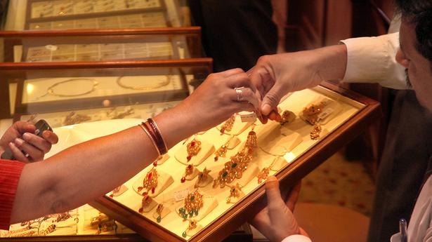 Gold rallies ₹402 on strong global cues
