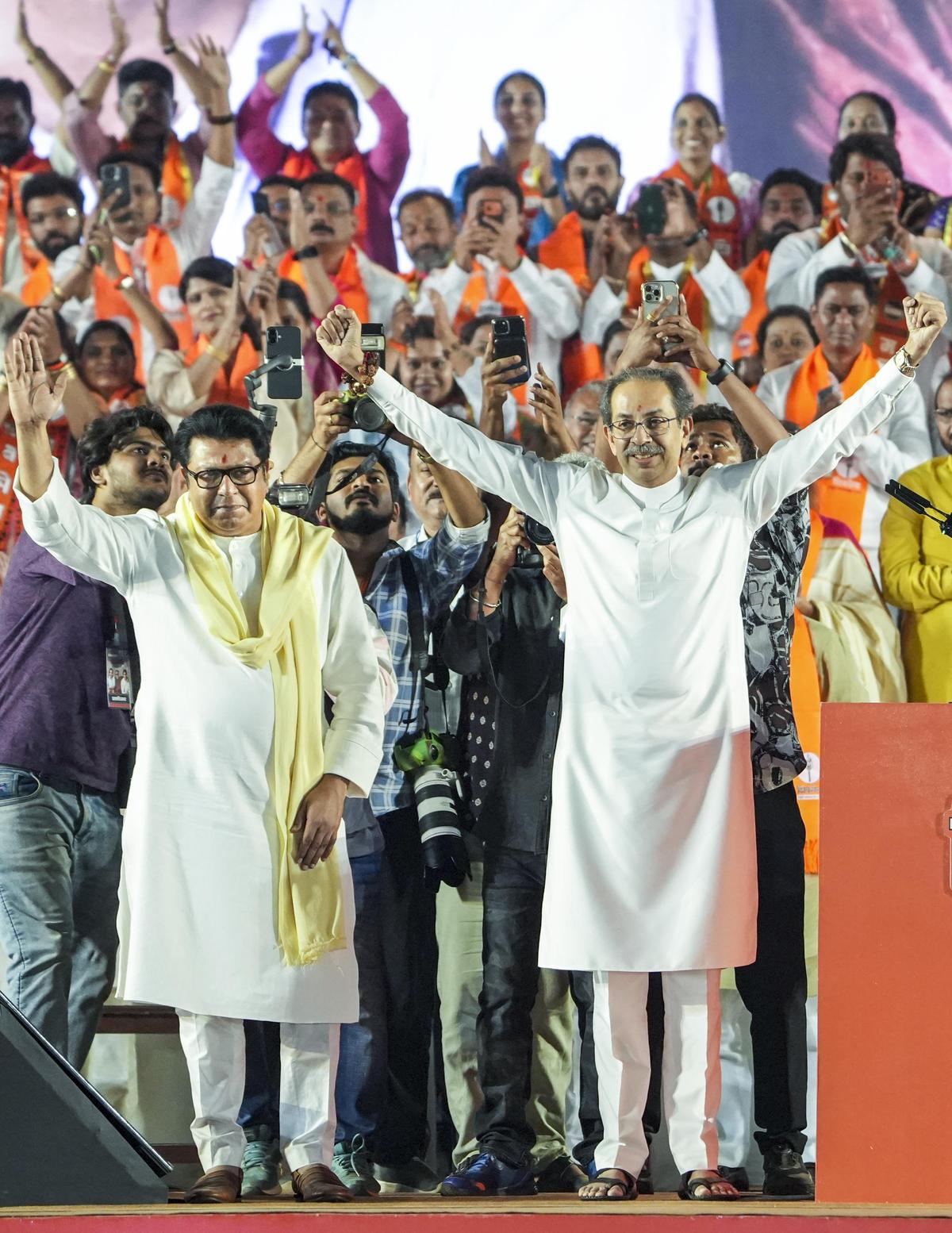 O chefe do Shiv Sena (UBT), Uddhav Thackeray, e o chefe do MNS, Raj Thackeray, em um comício conjunto em Mumbai na segunda-feira. 