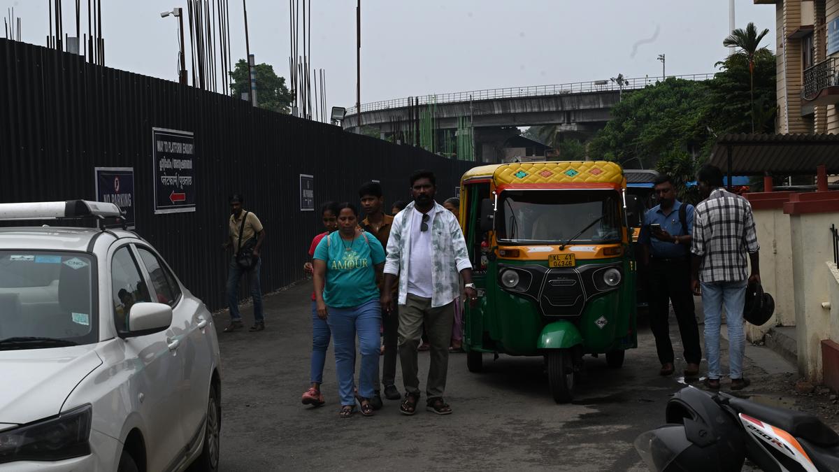 Demand to streamline traffic, ensure commuter safety on Ernakulam Junction, Town station premises