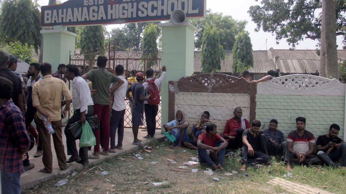 Odisha train accident | Ringing mobile phones help relatives find injured kin