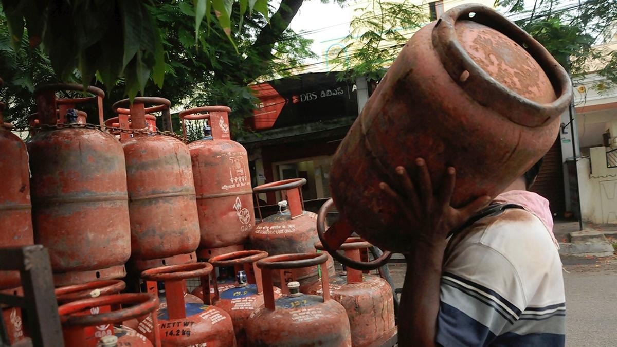 Cabinet approves compensation for OMCs, Ujjwala Yojana subsidy approved