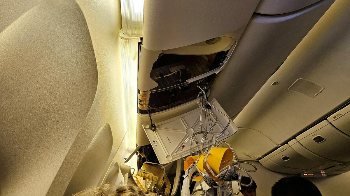 Singaporean investigators analyse recorders from turbulence-hit flight