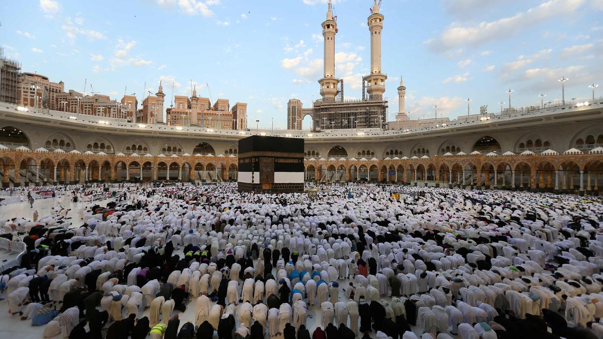 Pilgrims commence the final rites of Haj as Muslims celebrate Eid al-Adha