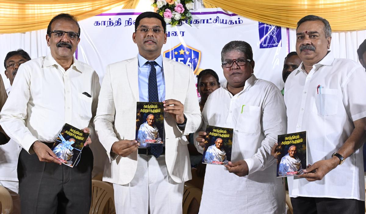 Madurai kolekcionārs KJ Praveen Kumar ceturtdien Madurai Gandija memoriālajā muzejā atbrīvo grāmatu Gandiju un vidi. 