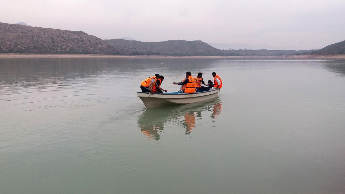 10 students dead, 15 injured as boat capsizes in northwest Pakistan