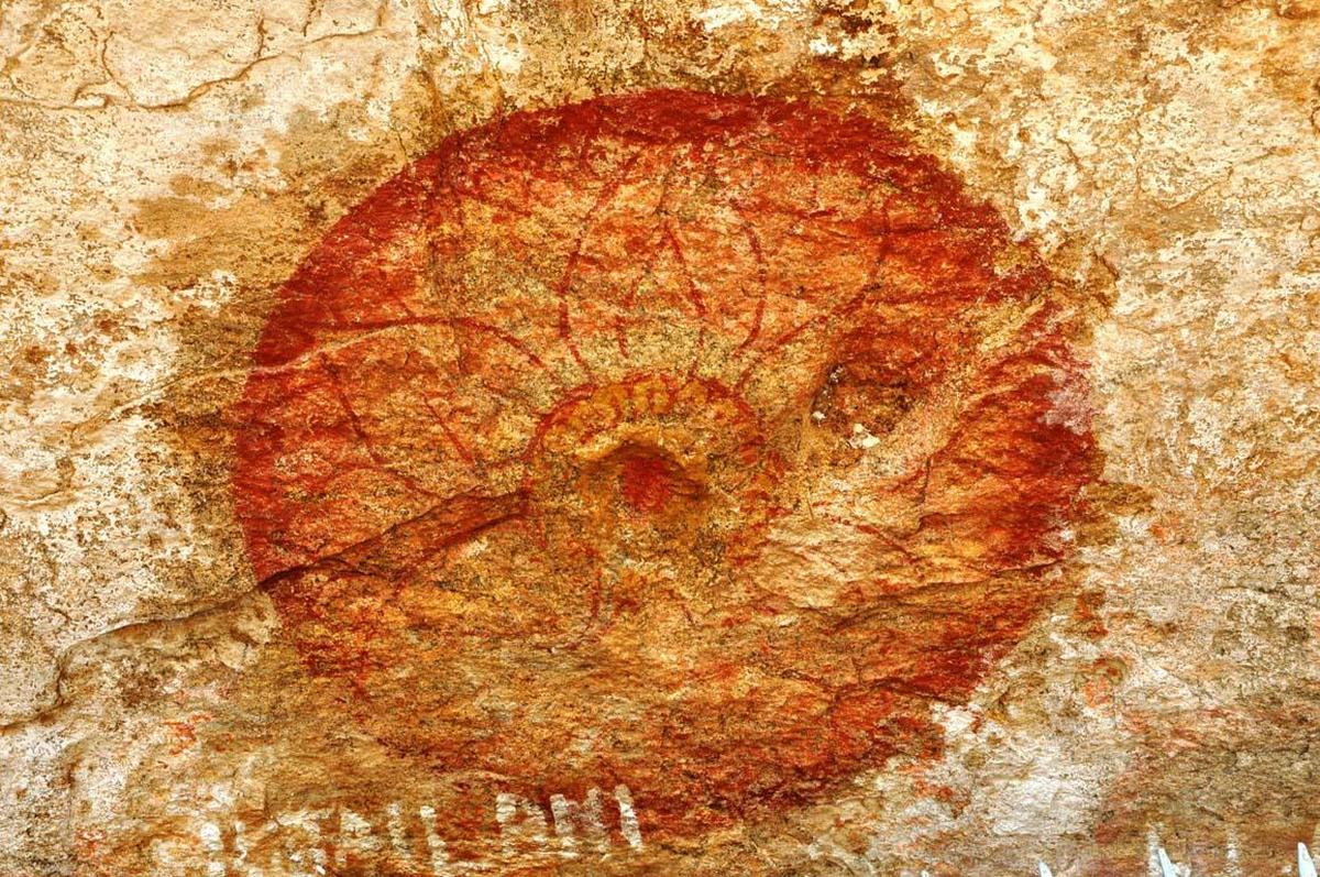 Uma das pinturas descobertas no leito jainista escavado na rocha em Sithannavasal. O primeiro lembra a boca, o segundo representa um lótus.