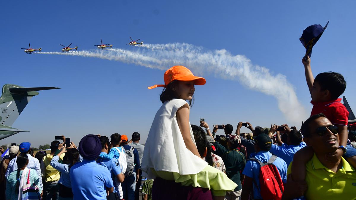 Large crowds throng Aero India on penultimate day