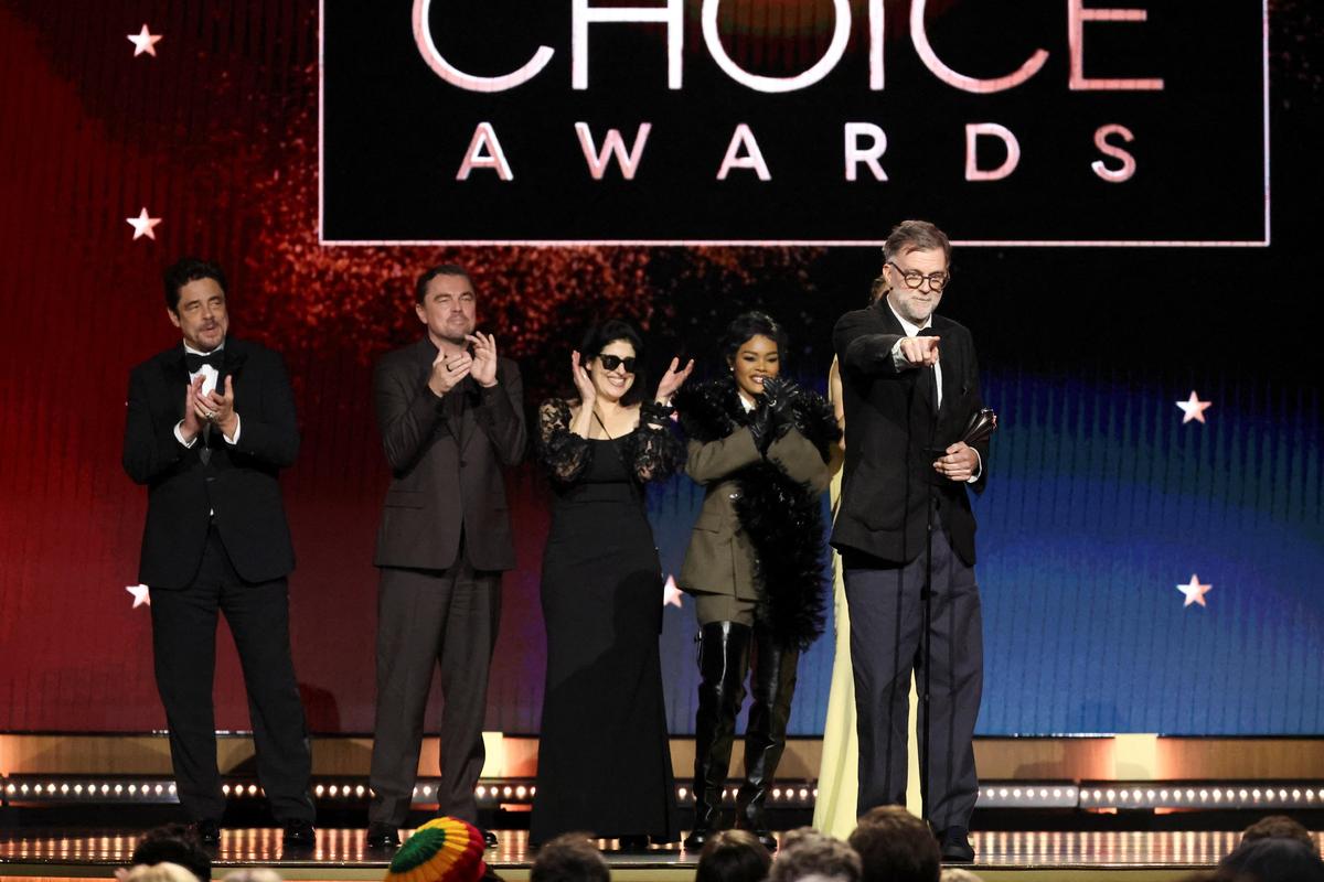 निर्देशक पॉल थॉमस एंडरसन ने 4 जनवरी, 2026 को सांता मोनिका, कैलिफोर्निया, अमेरिका में 31वें वार्षिक क्रिटिक्स च्वाइस अवार्ड्स में बेनिकियो डेल टोरो, लियोनार्डो डिकैप्रियो, तेयना टेलर, कैसेंड्रा कुलुकुंडिस, चेस इनफिनिटी के बाद 'वन बैटल आफ्टर अदर' के लिए सर्वश्रेष्ठ फिल्म का पुरस्कार स्वीकार किया।