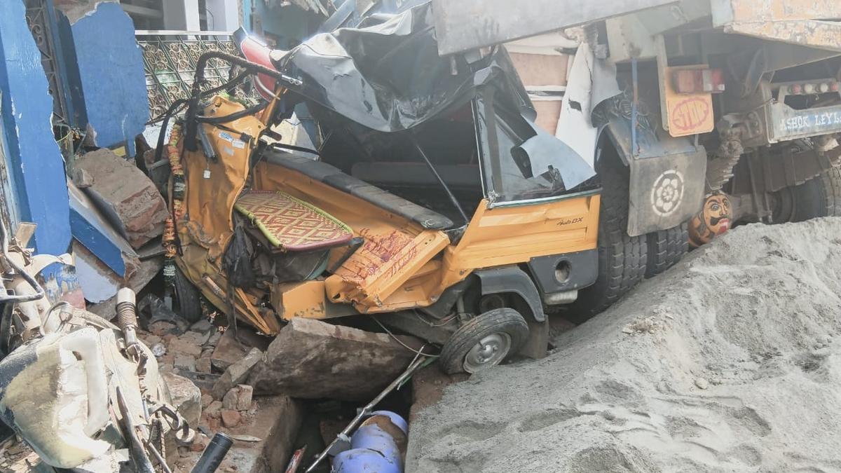 One killed, six injured as speeding truck hits parked autos near Usilampatti in T.N.