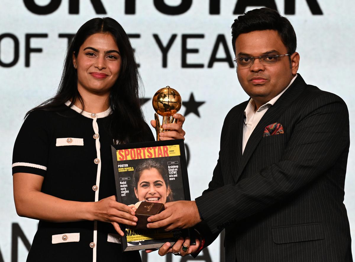 Manu Bhaker receives the awards from ICC chairman Jay Shah.