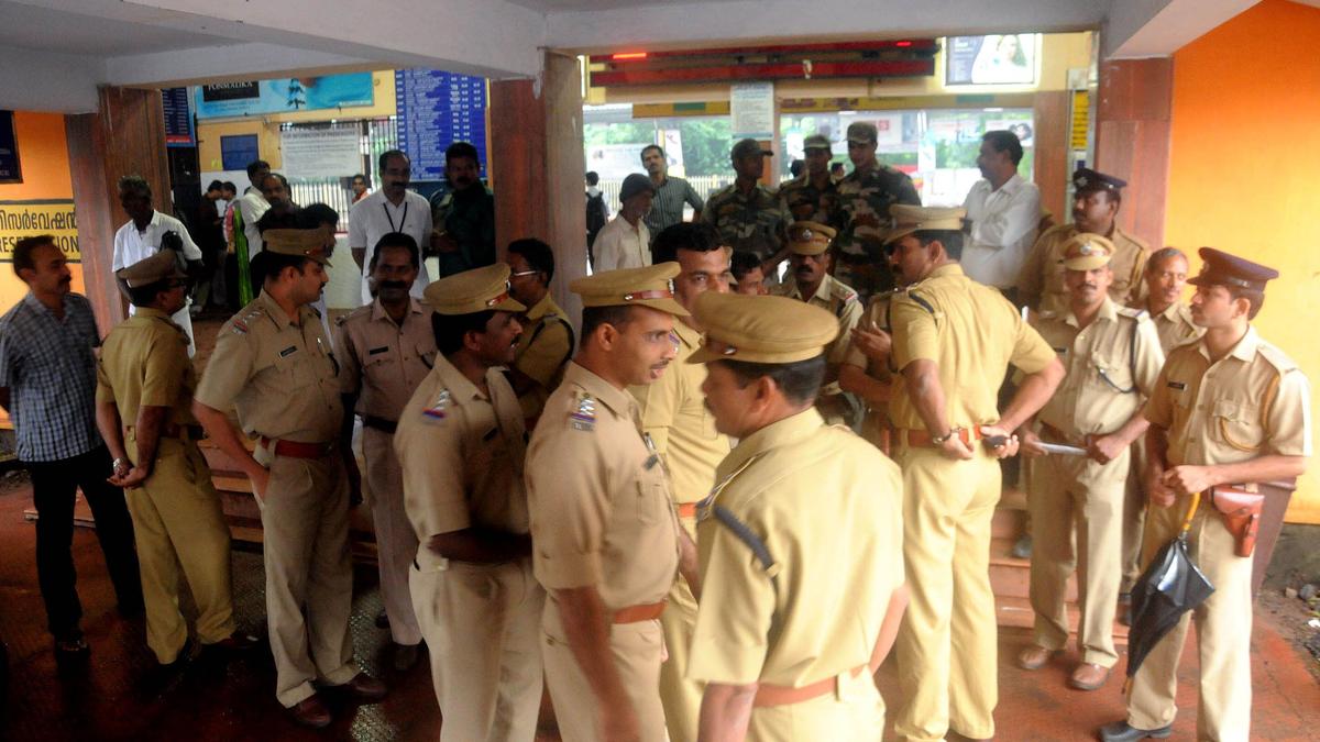 Tension at Sreekaryam police station; case registered against SFI activists, Congress MLAs and workers