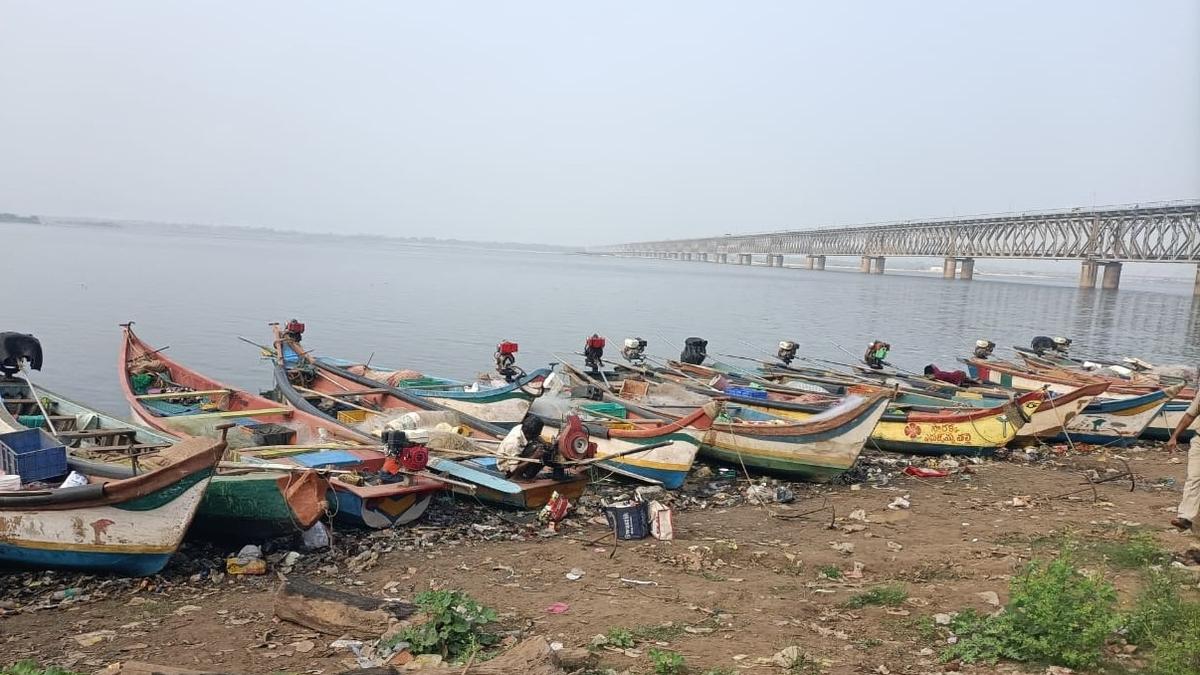 18 boats seized during raid against illegal sand excavations from Godavari river