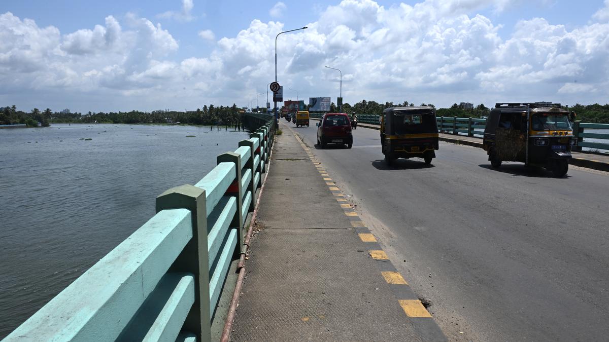 Kundannoor bridge resurfacing: concern over traffic falling into disarray