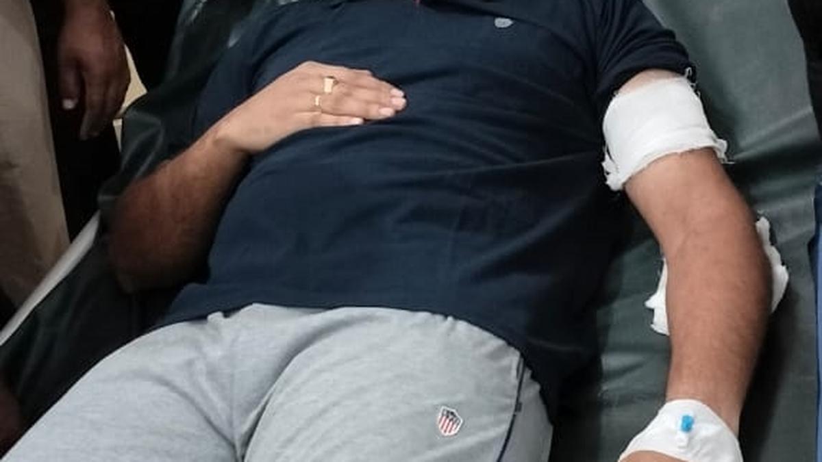 Police officer shoots at and injures rowdy in Bidar when the latter attacks him