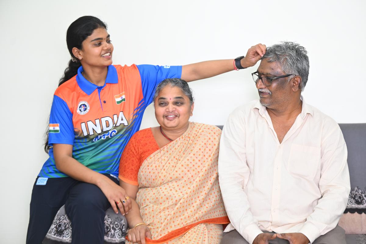 Jyothi Surekha with her father, Vennam Surendran Kumar, and mother, Sri Durga.