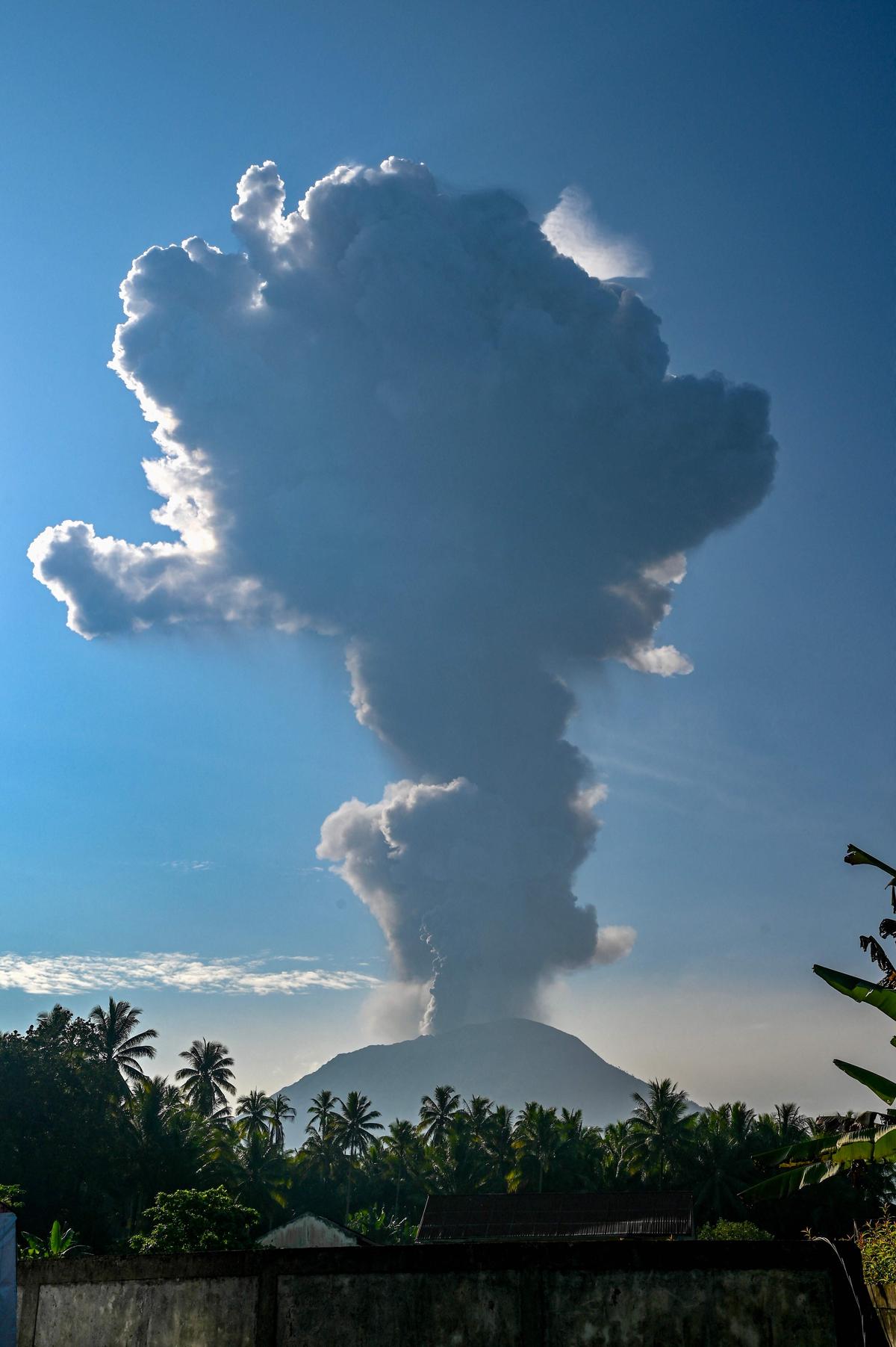 Indonesia mengevakuasi ratusan orang di dekat gunung berapi
