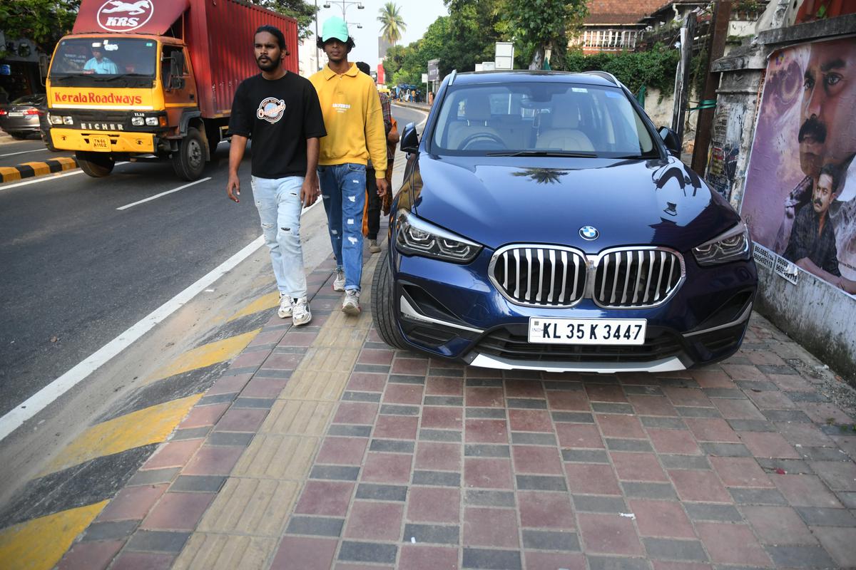 High Court Directs Police To Act Tough Against Parking Of Vehicles On high-court-directs-police-to-act-tough-against-parking-of-vehicles-on