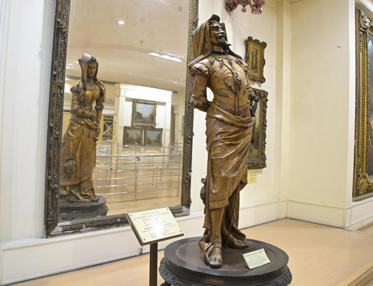 A estátua dupla, uma escultura em madeira de Mefistófeles e Margaretta
