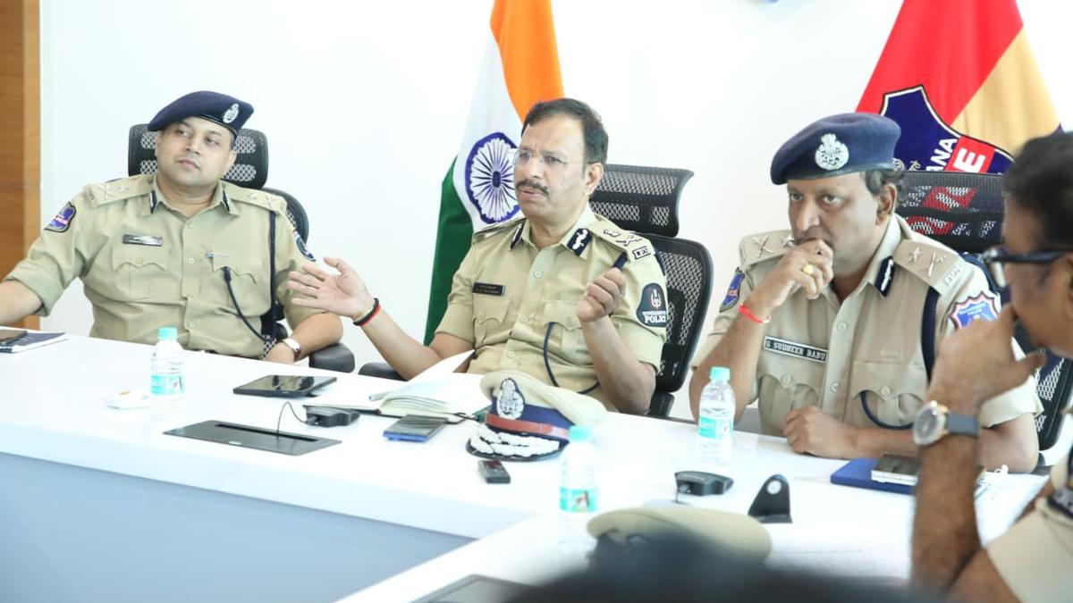 Hyderabad CP calls for zero-delay response at tri-commissionerate meet