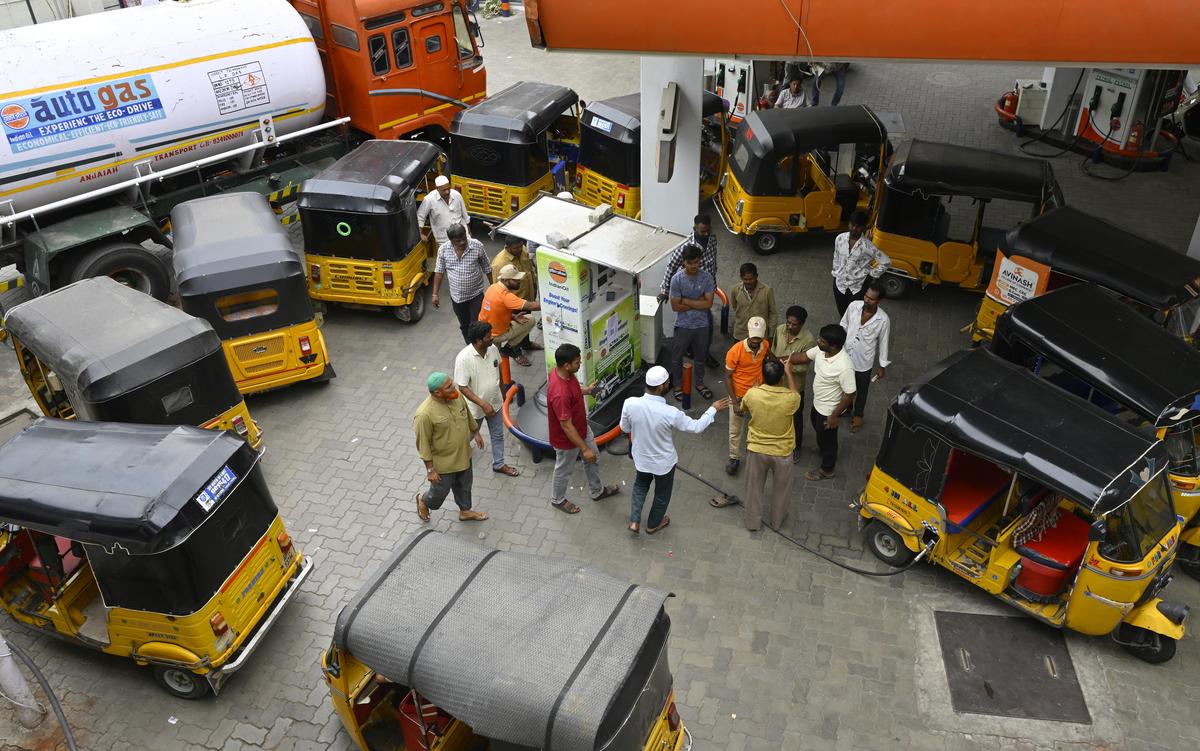 La tensione prevale mentre gli autisti di risciò si affollano davanti a un punto vendita di gas di petrolio liquefatto, innescando una rissa tra il personale e gli autisti per il rifornimento di carburante a Hyderabad martedì.