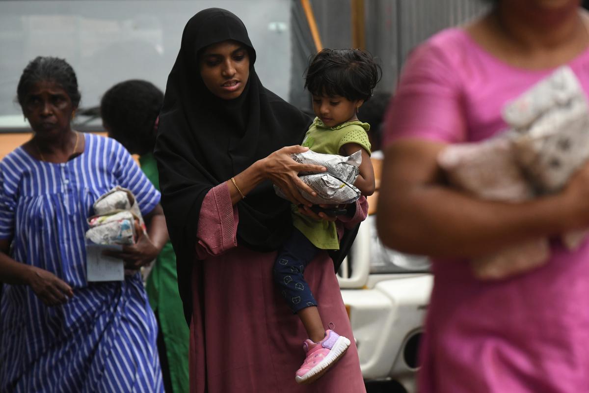 Visitors to patients at the Ernakulam Medical College with food parcels distributed by DYFI.