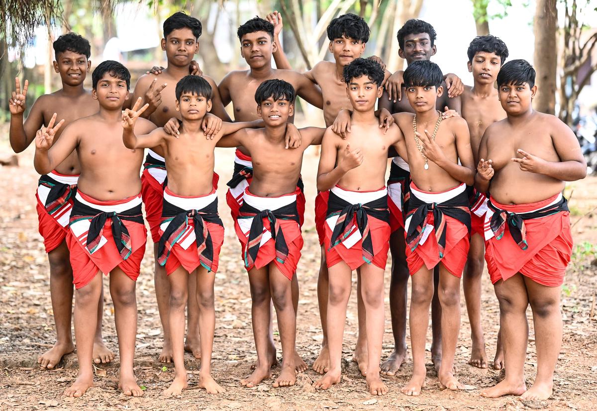 The team of MES HSS, Irimbiliyam, Valancheri, which won the first prize in 
Poorakali (HS Category).