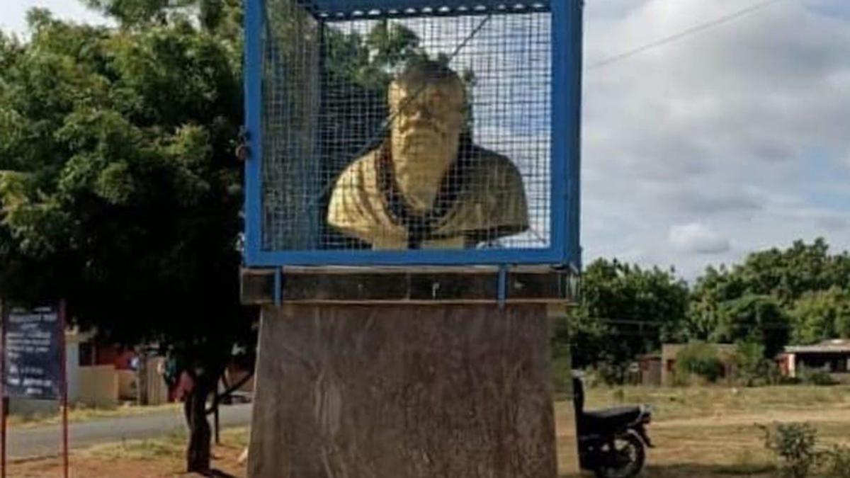 Cow dung slurry splashed on Periyar’s bust near Coimbatore