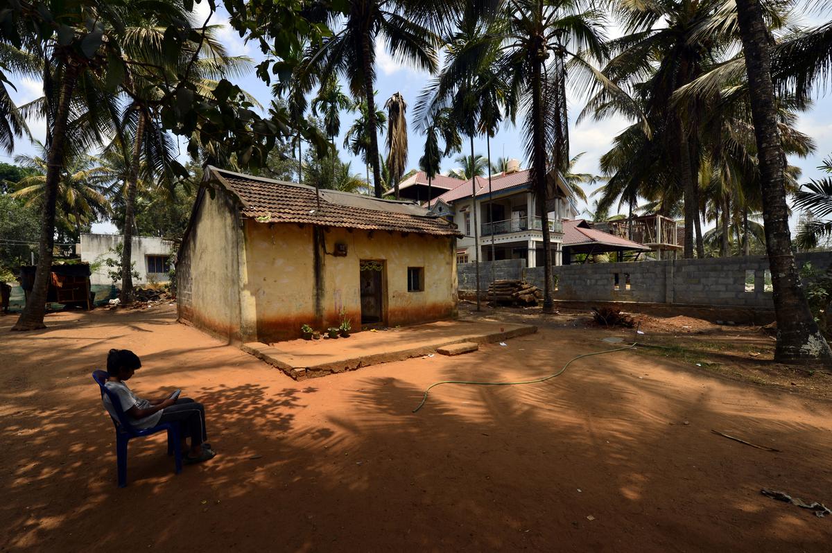 पक्षीराजपुरा कॉलोनी-2 में एक घर, जो केंद्र सरकार द्वारा मैसूर जिले के हुनसुर तालुक में हक्की पिक्की समुदाय के सदस्यों के लिए बनाया गया था।
