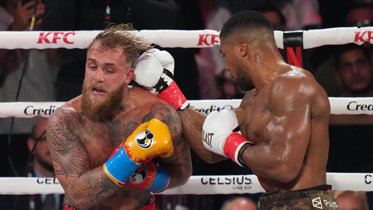 Anthony Joshua mengalahkan Jake Paul di ronde ke-6 untuk memenangkan pertarungan kelas berat