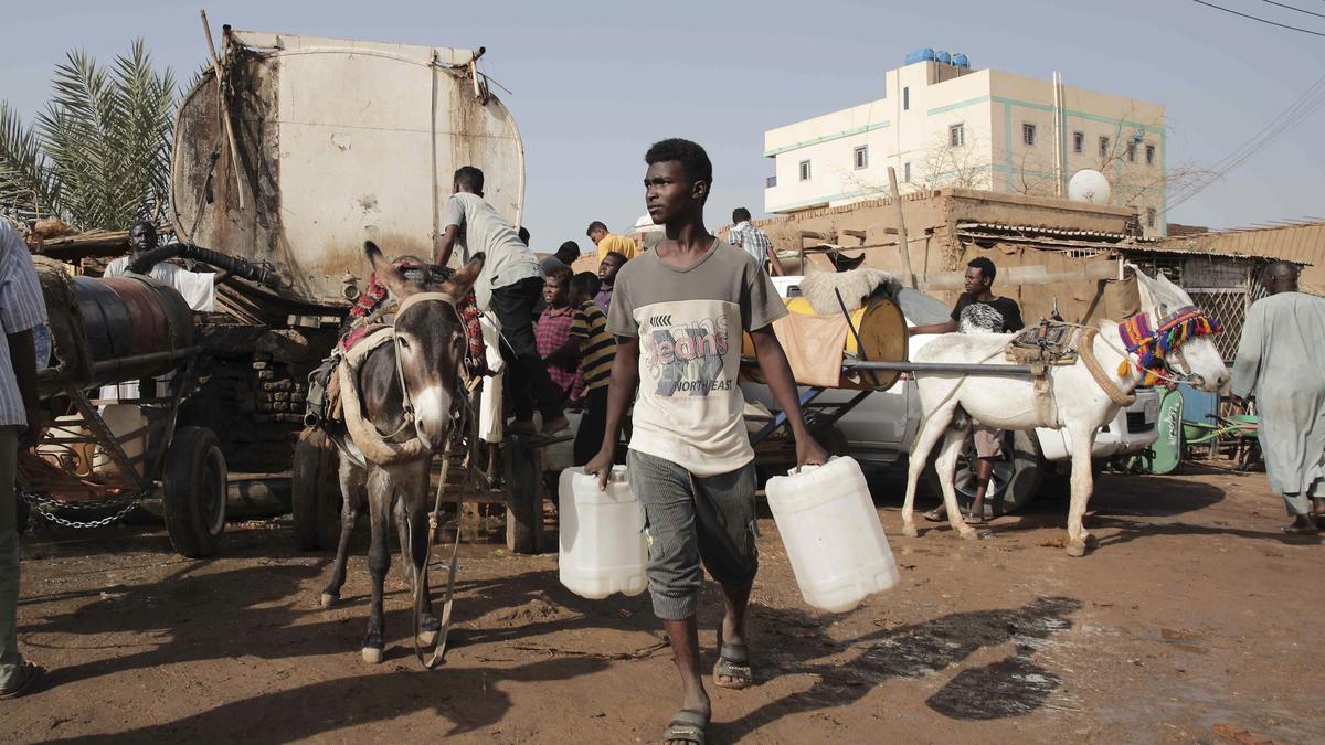 First war-time aid convoy reaches besieged south Khartoum