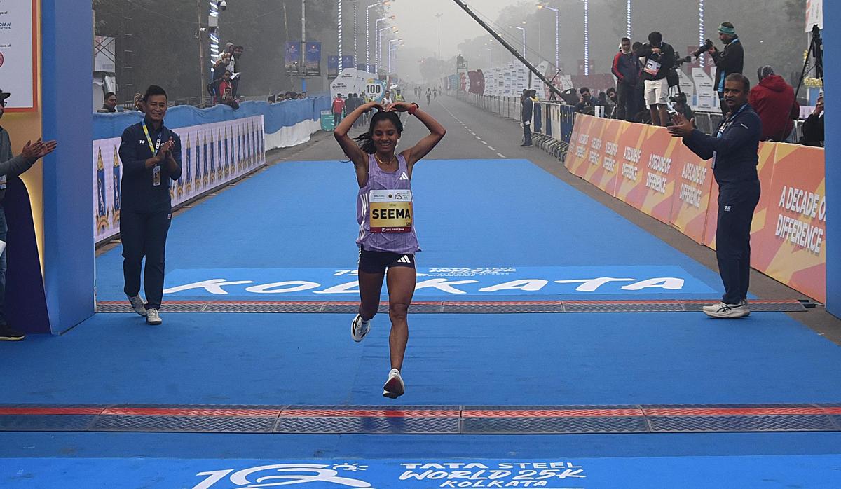 Pemenang putri India dan pemegang rekor baru Seema di Tata Steel World 25K Kolkata pada Minggu, 21 Desember 2025. 