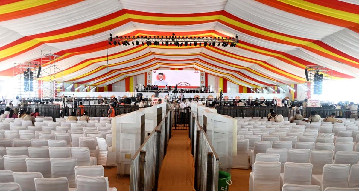 Estão sendo feitos preparativos para a reunião pública do primeiro-ministro Narendra Modi na quinta-feira, perto da praça de pedágio de Nannur, nos arredores de Kurnool, na quarta-feira.