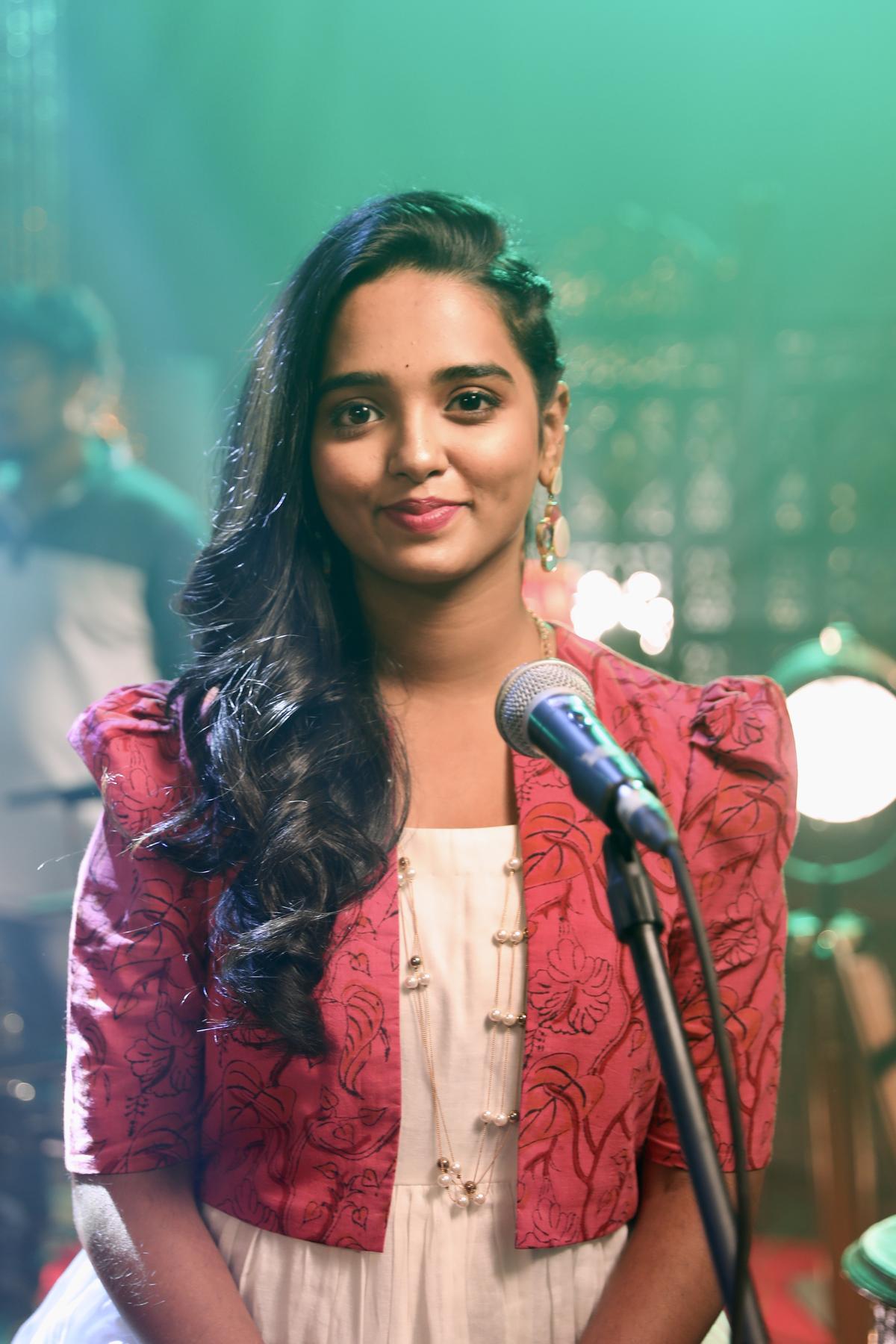 Lakshmi tem uma voz grave profunda