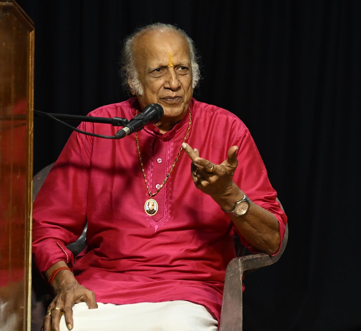 त्रिचुर रामचंद्रन ने जीएनबी मेमोरियल डे में बोलते हुए नारदा गना सभा मिनी हॉल में आयोजित किया त्रिचुर रामचंद्रन ने जीएनबी मेमोरियल डे में बोलते हुए नारदा गना सभा मिनी हॉल में आयोजित किया