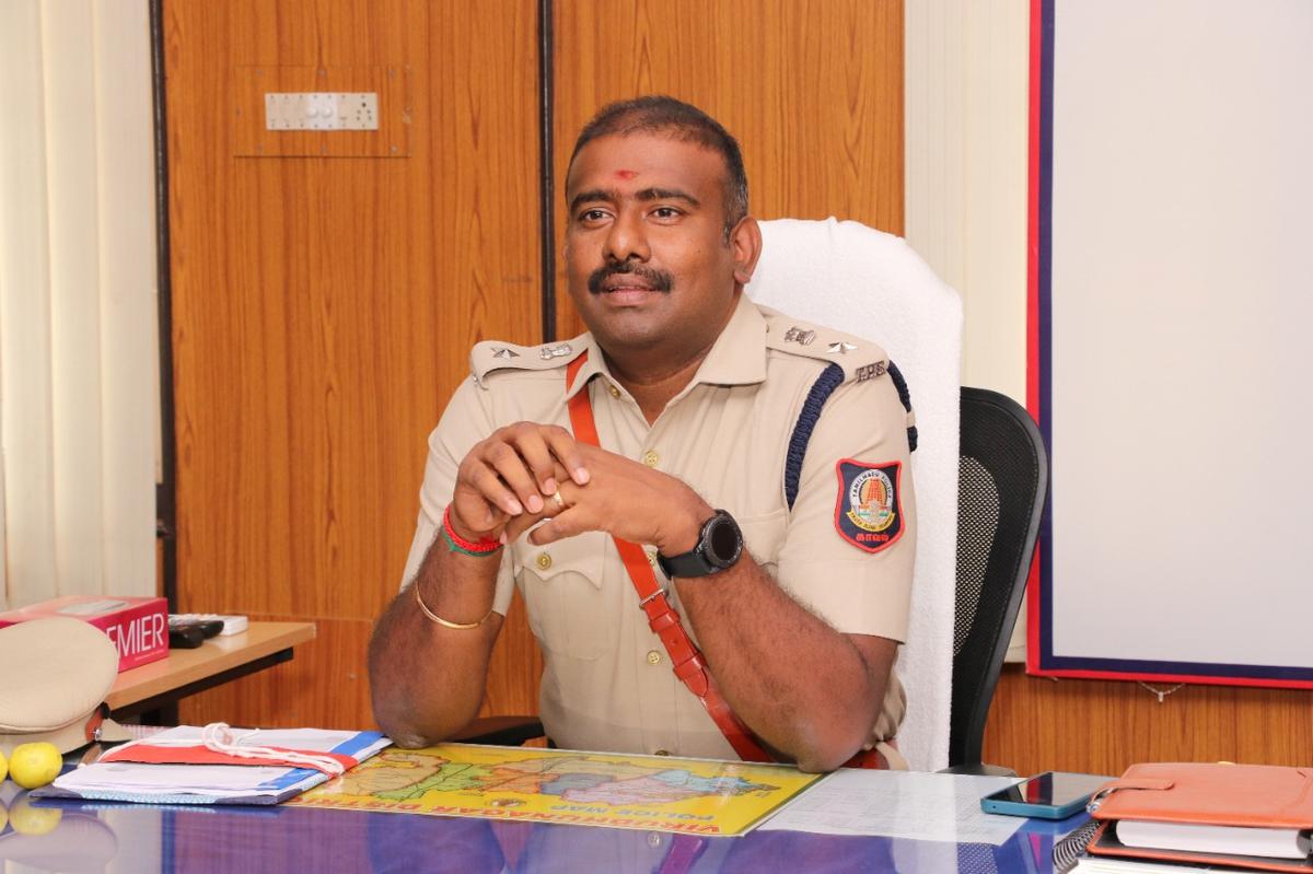 Diwali collection; தீபாவளி வசூல் வேட்டை சிக்கிய காக்கிகள். ஆக்ஷனில் இறங்கிய எஸ்.பி. - chennireporters.com