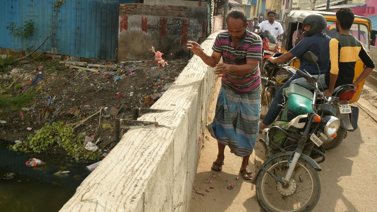 Dumping of poultry waste on Uyyakondan canal poses health hazard