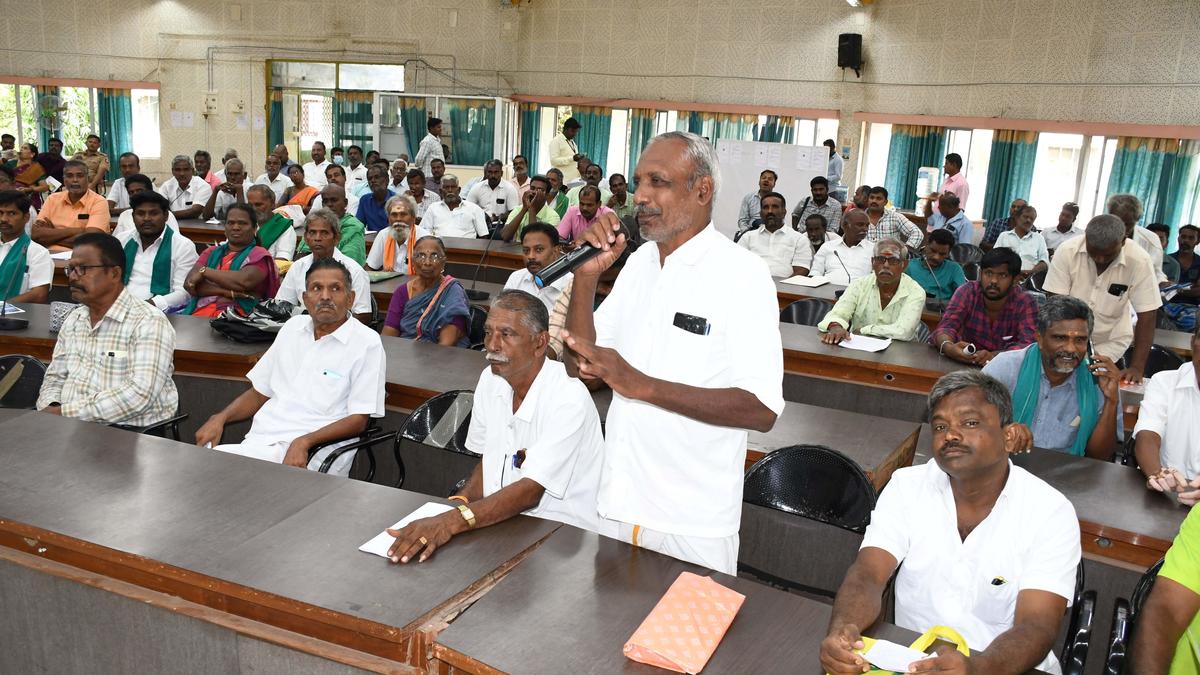 In the absence of compound wall, ‘uzhavar sandhai’ used for drinking at night, say Vedasandur farmers