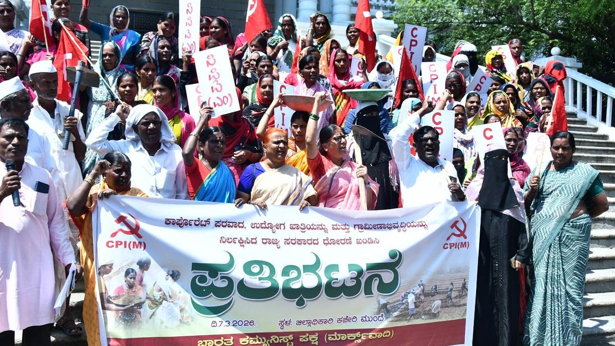 CPI(M) stages protest against State Budget in Kalaburagi