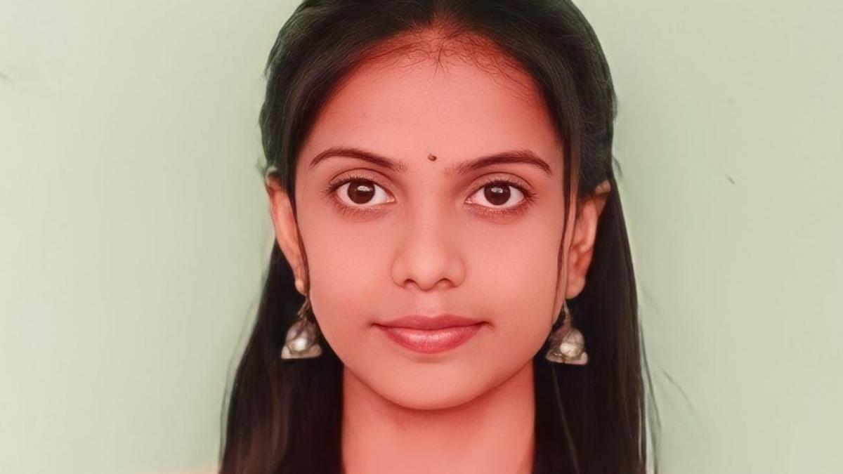 Daughter of daily wage earner secures eight gold medals in Bangalore University, dreams of becoming govt school teacher